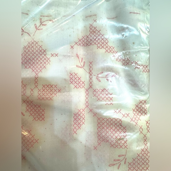 Vogart Embroidery Kit NIP 6 Blocks 18"  8742K Roses And Ribbon Design READ - Picture 5 of 5